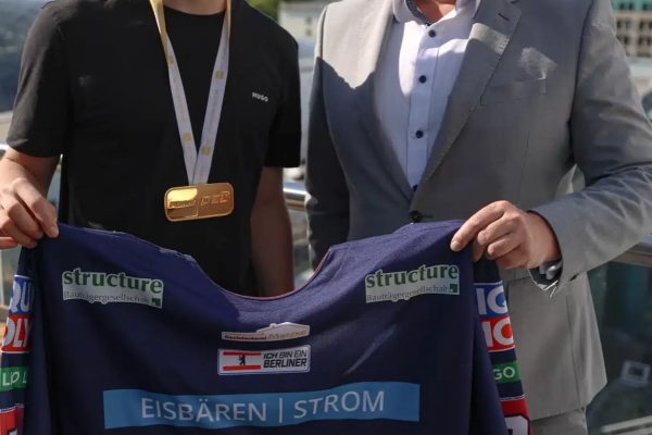 Uebergabe des Trikots an Linus Vieillard